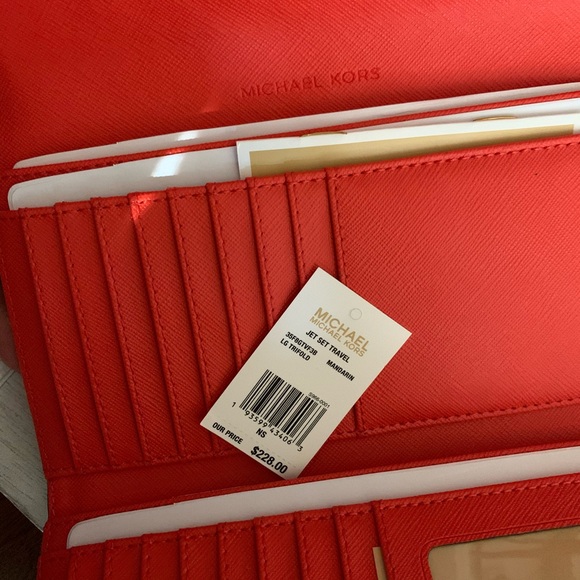 New Mk ❤️ Jet set large travel trifold wallet - Picture 4 of 6